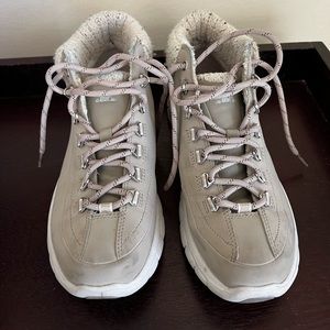 Skechers women’s elite memory foam, boot shoe width fur around the top size 7.5